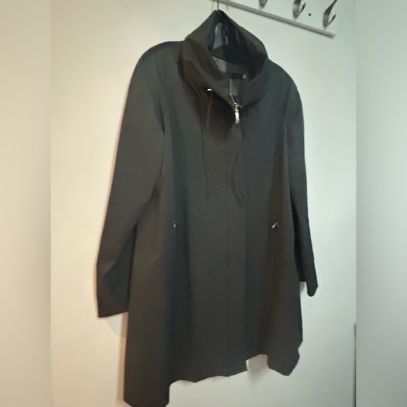 Woman’s Inoerial pleated Rain Coat - Picture 5 of 8